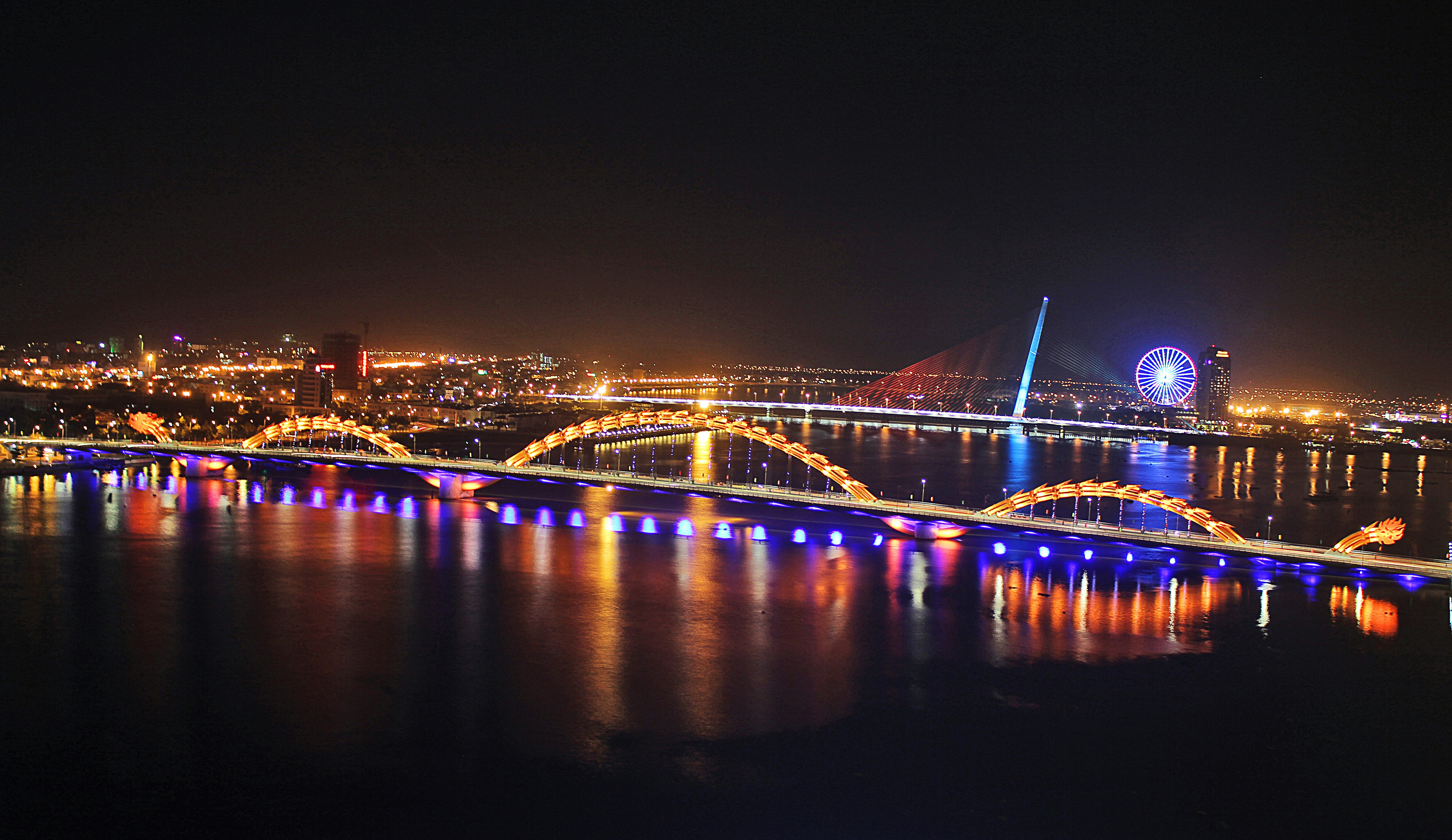 Dragon Bridge lit over the Hàn River at night